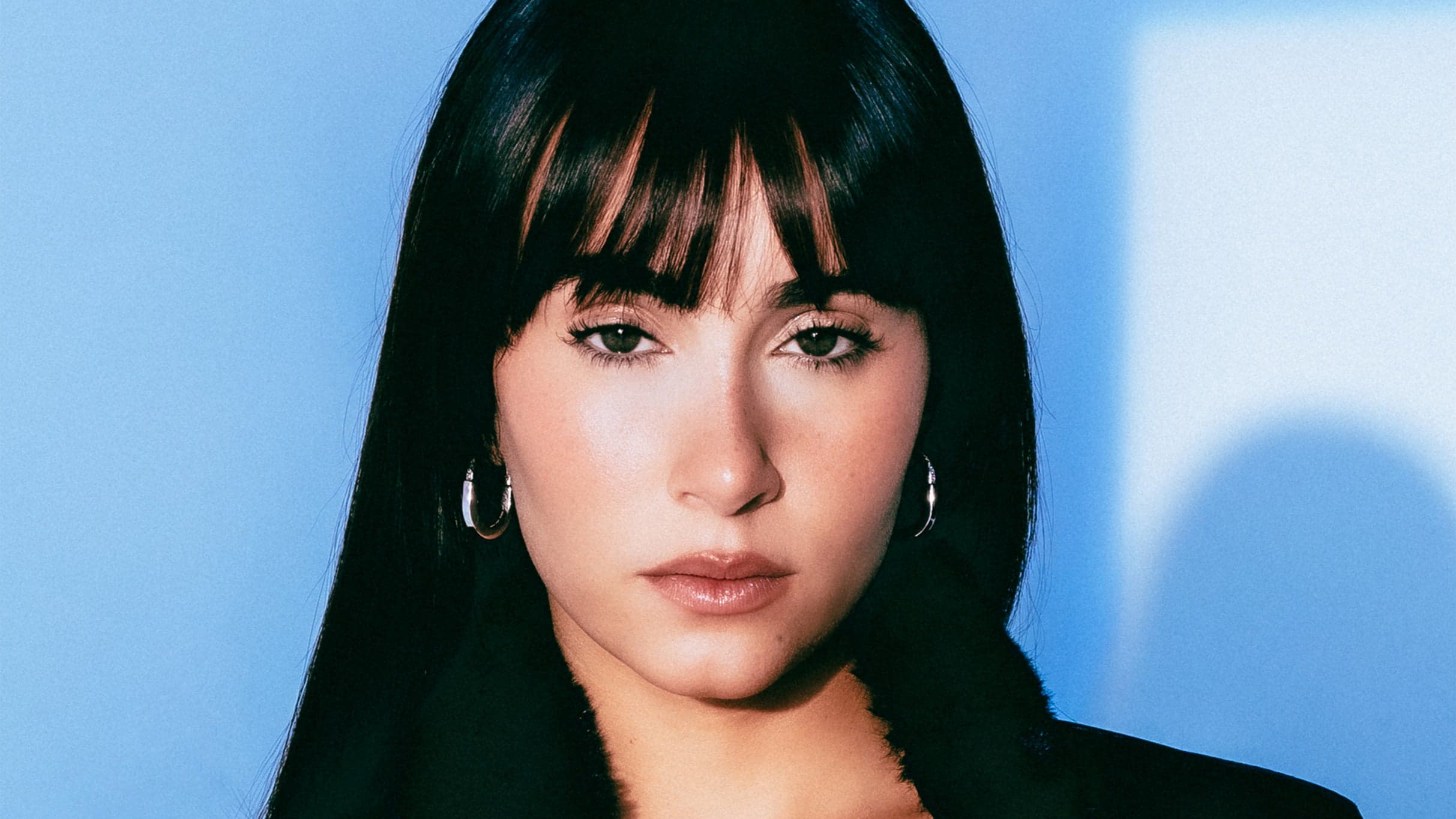 Aitana performing live