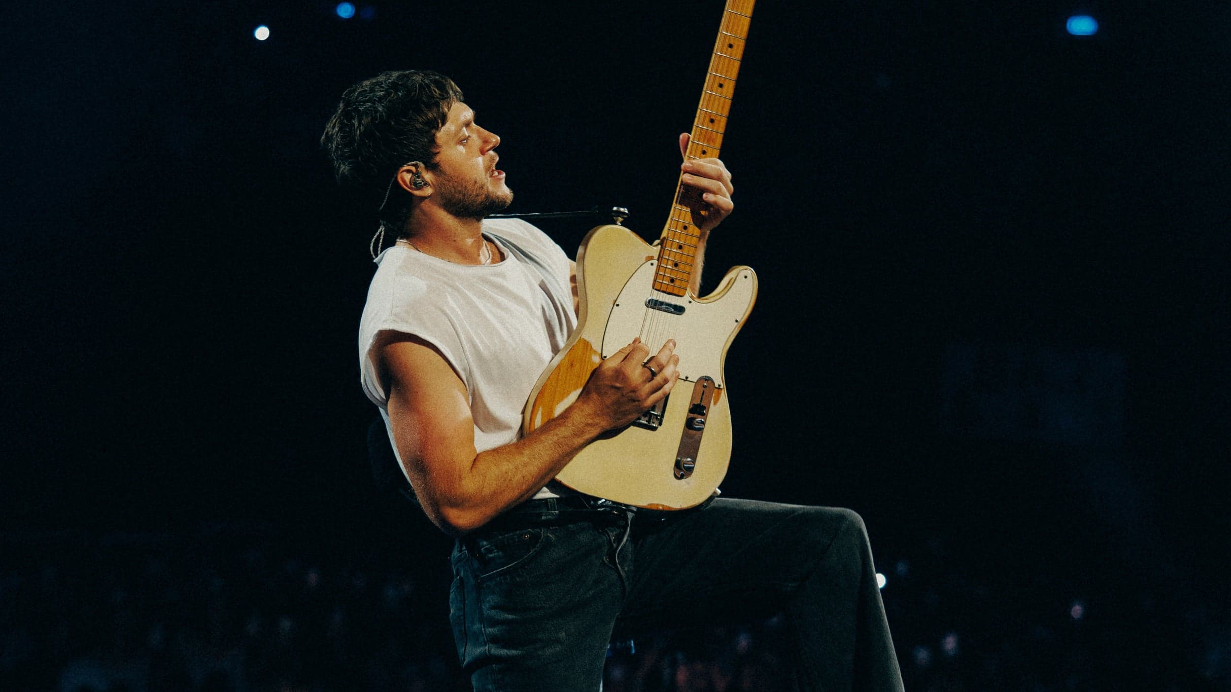 Niall Horan performing live