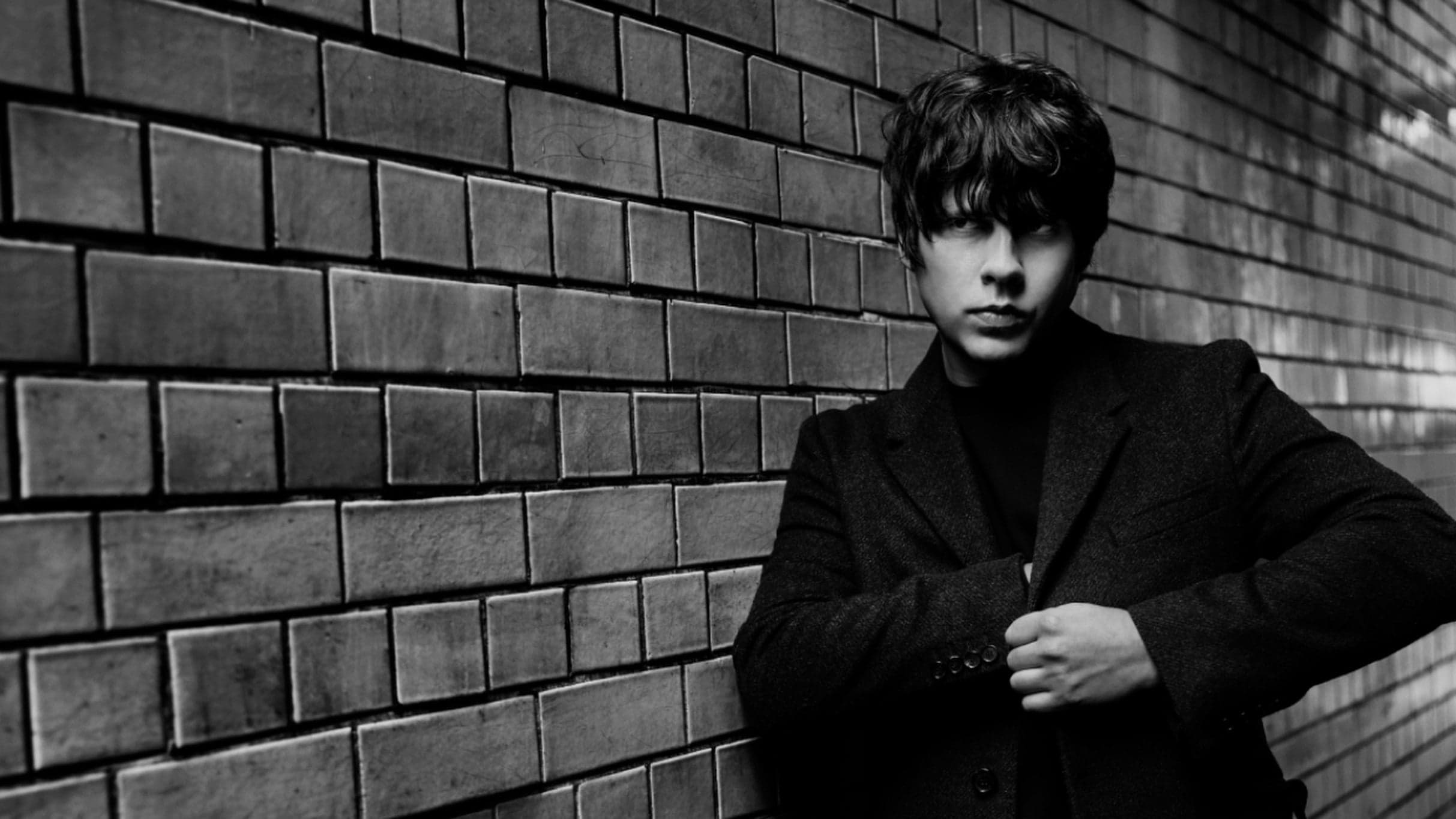 Jake Bugg performing live