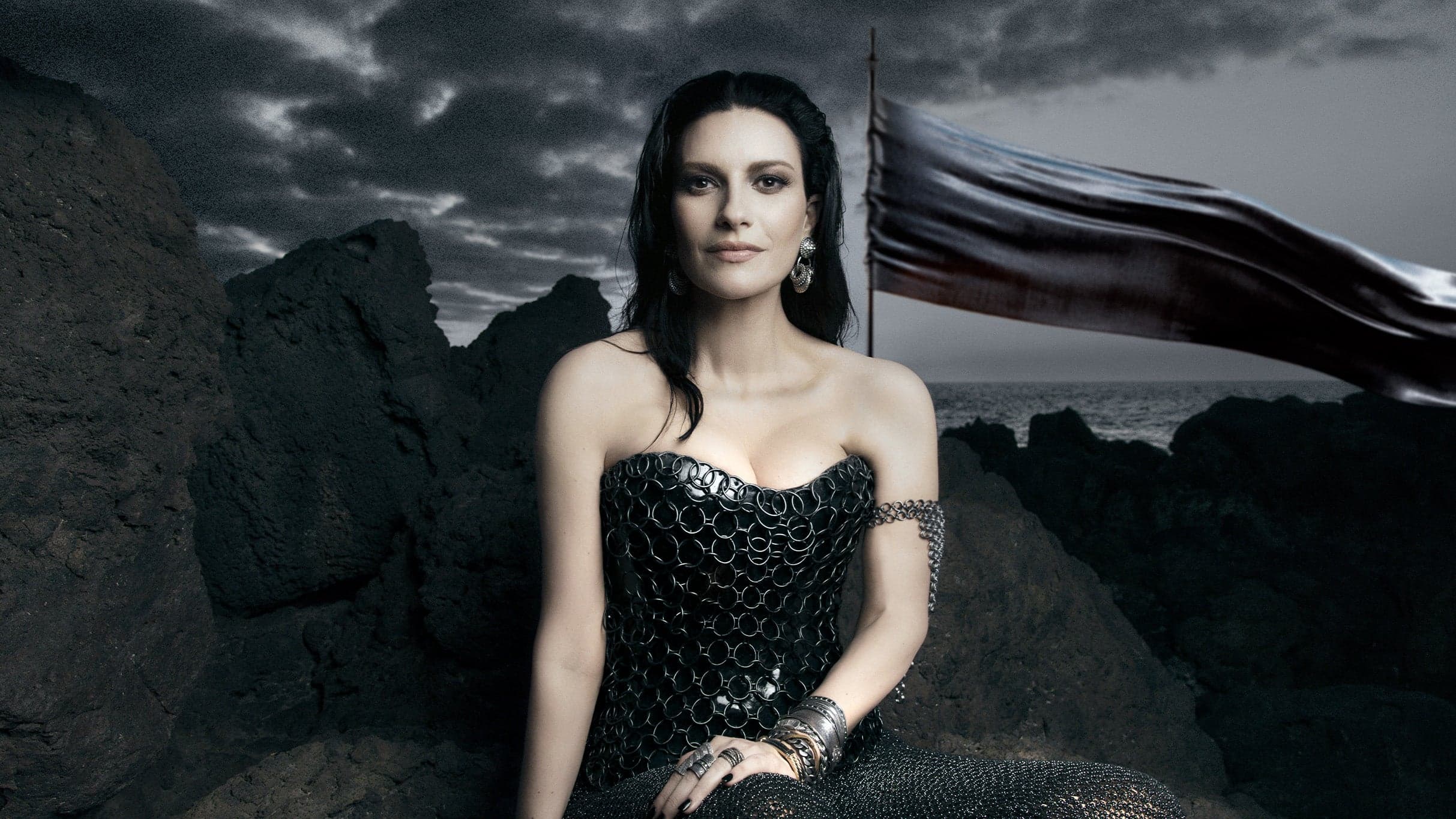 Laura Pausini performing live