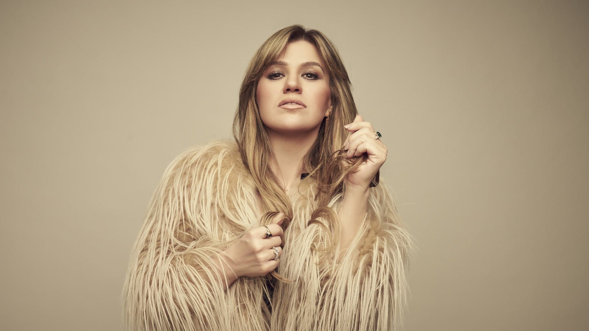 Kelly Clarkson performing live
